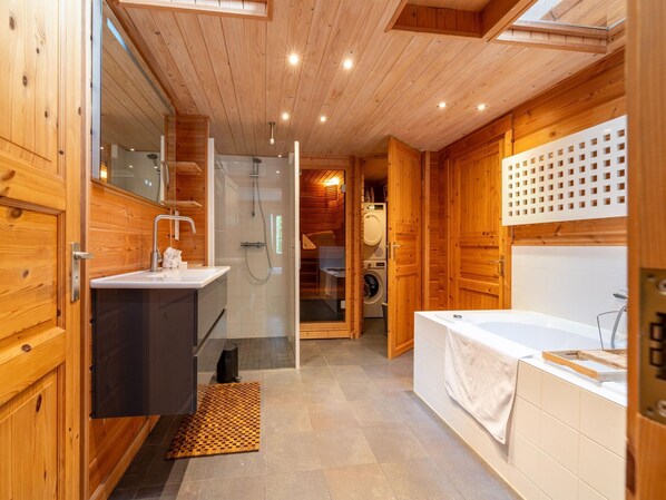House | Bathroom - Holiday Home by Zuidlaardermeer With Jetty (Kropswolde)