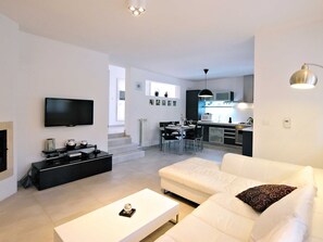 Villa | Cocina privada | Refrigerador, microondas, horno y parrilla de estufa