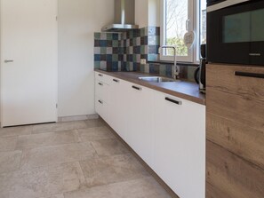 House | Private kitchen | Electric kettle - Beachside Getaway With Garden & Barbecue (Baarland)