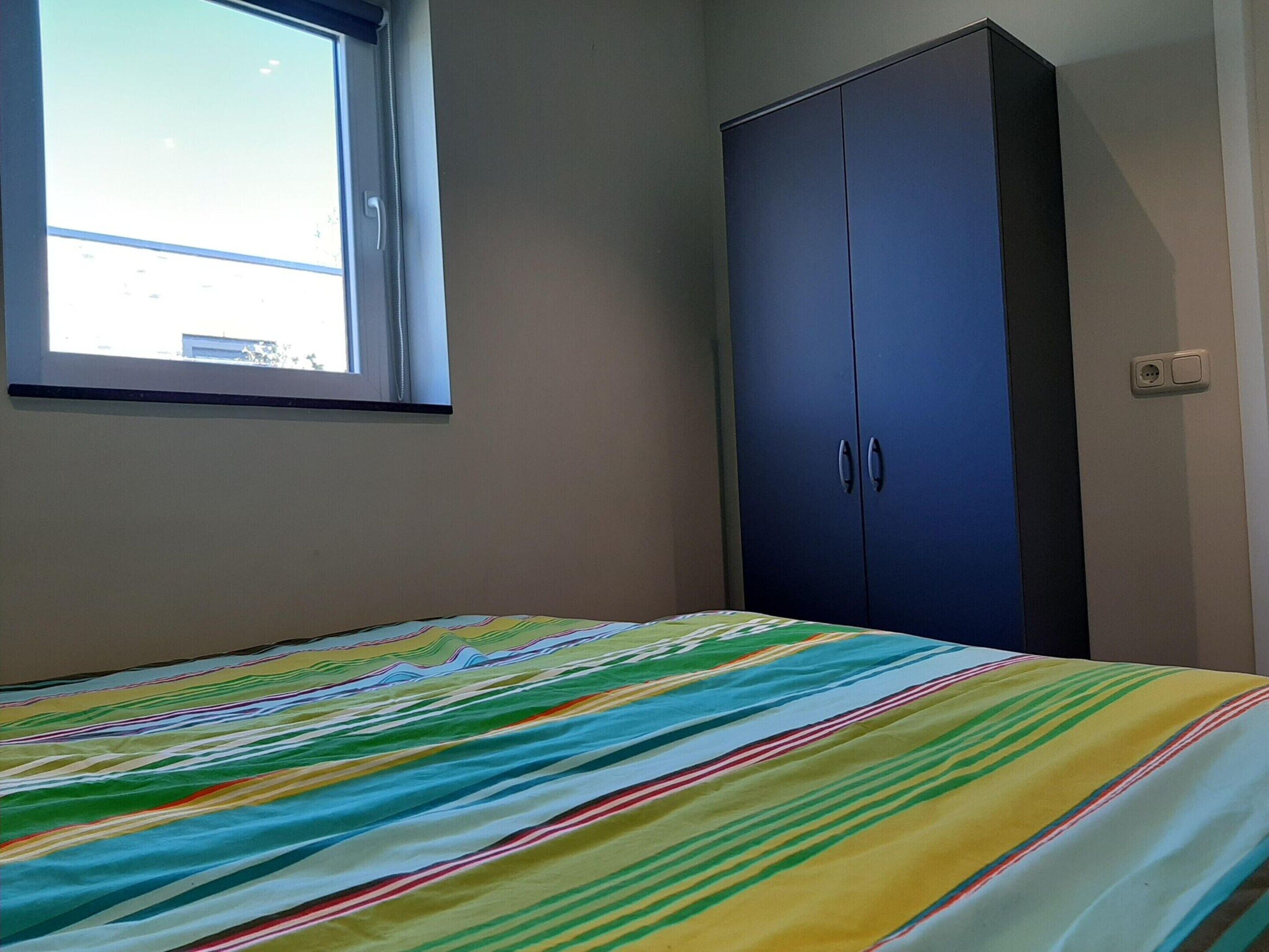 3 habitaciones, muebles diferentes y ropa de cama 