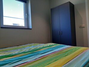 House | 3 bedrooms, individually furnished, bed sheets - Beachside Getaway With Garden & Barbecue (Baarland)