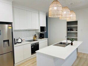 Fridge, microwave, oven, stovetop - Pollie's - Pet Friendly Outside (Robe)