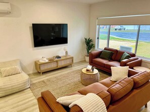 TV - Pollie's - Pet Friendly Outside (Robe)