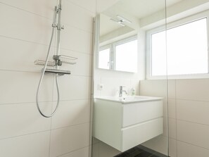 House | Bathroom - Waterside Retreat Sauna, Garden and Fishing Jetty (Simonshaven)