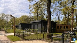 Un ensemble immobilier moderne doté d’une allée piétonne pavée et d’un espace de stationnement.