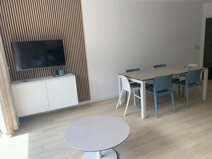 Apartment | Dining - Apartment in Nieuwpoort Near Marina Views (Nieuwpoort)