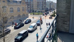 A street view with buildings, cars, and pedestrians. - Apartment in Nieuwpoort Near Marina Views (Nieuwpoort)