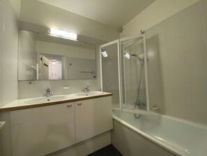 Apartment | Bathroom - Apartment in Nieuwpoort Near Marina Views (Nieuwpoort)