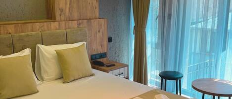 Escritorio, espacio para trabajar con laptop y wifi gratis