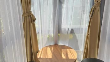 Escritorio, espacio para trabajar con laptop y wifi gratis