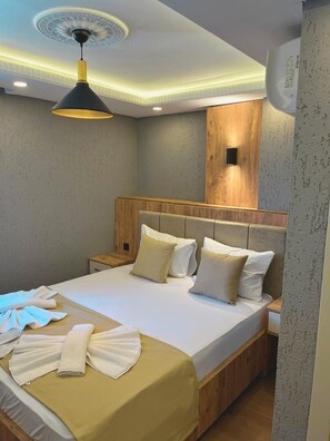 Desk, laptop workspace, free WiFi, bed sheets - Yellow Bull Istanbul (Istanbul)