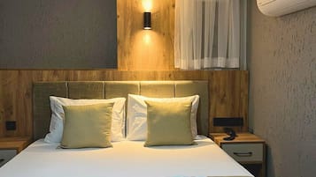 Escritorio, espacio para trabajar con laptop y wifi gratis