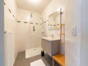 Apartment | Bathroom | Towels - Chic Flat Near Ostend Beach (Ostend)