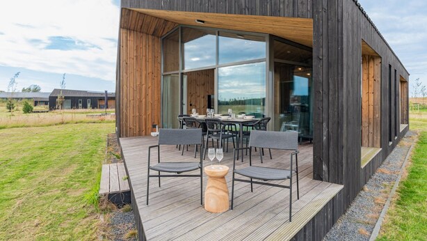 Un bâtiment moderne doté d’une façade en bois et de grandes fenêtres en verre.