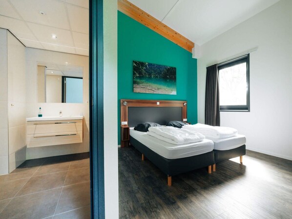 House | 13 bedrooms, individually furnished, bed sheets