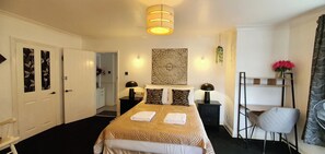 1 habitación, tabla de planchar con plancha, wifi y ropa de cama 