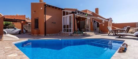 Villa | Zwembad | Een binnenzwembad en een buitenzwembad