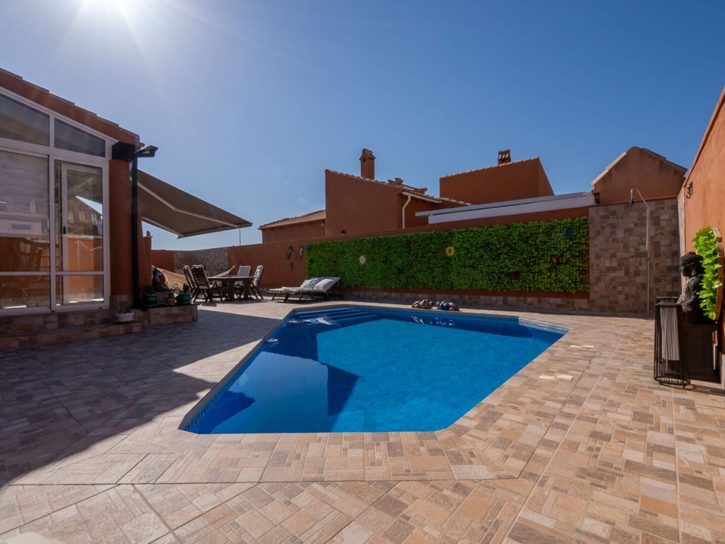 Villa | Piscina | Una piscina cubierta, una piscina al aire libre