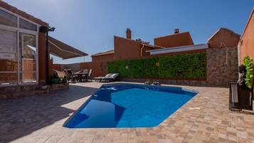 Villa | Piscina | Una piscina cubierta, una piscina al aire libre