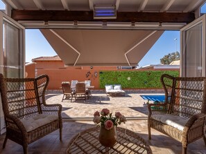 Villa | Piscina | Una piscina cubierta, una piscina al aire libre