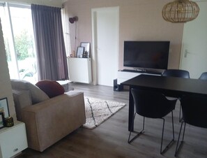 Living area - Holiday Home in Grou Near Cycling Route (Grou)