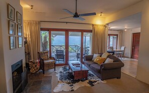 Signature Double or Twin Room, Balcony, Mountain View | Minibar, individually decorated, individually furnished, desk - Silvermist Hotel (Cape Town)