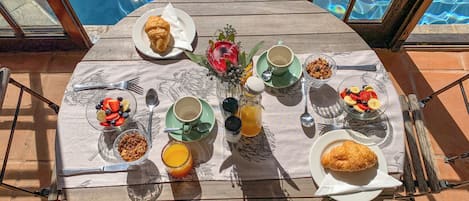 Free daily continental breakfast