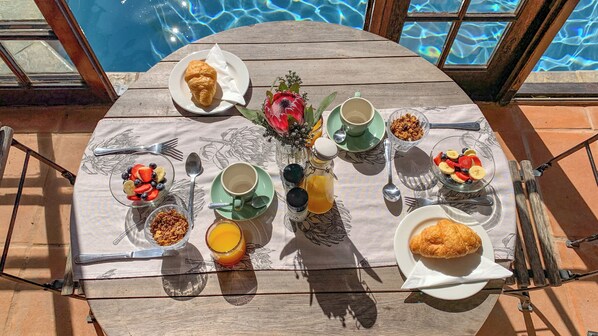 Free daily continental breakfast  - Silvermist Hotel (Cape Town)