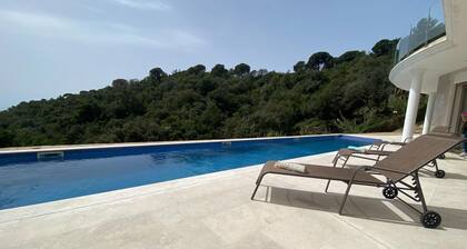 Spacious Holiday Home With Pool