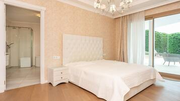 House | 5 bedrooms, bed sheets