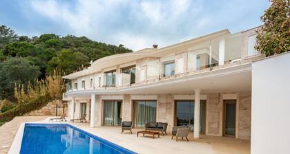 Spacious Holiday Home With Pool