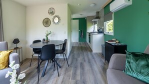 Un ambiente moderno con angolo ristoro, cucina e zona salotto.