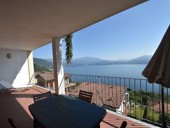 View from property - Apartment by Lake Maggiore With Stunning View (Oggebbio)