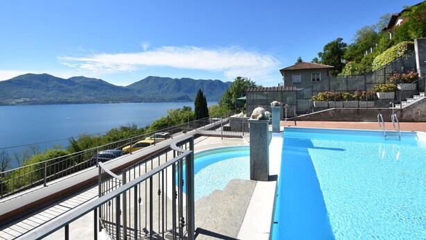 Pool | Outdoor pool - Apartment by Lake Maggiore With Stunning View (Oggebbio)