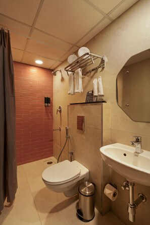 Een douche, handdoeken