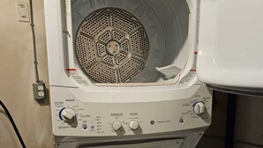 Een voorlader wasmachine met een bedieningspaneel, een zeepdispenser en een label met modelnummer 289.