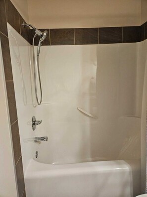 Haartrockner, Handtücher, Seife, Shampoo
