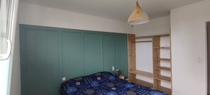 3 habitaciones, tabla de planchar con plancha y ropa de cama