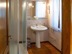 Apartment | Bathroom | Shower, towels - Montaione Charm: Spacious Haven (Montaione)