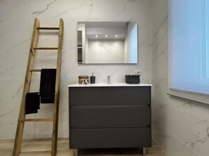 Bathroom - Apartment in Esanatoglia Near Apennines Trails (Esanatoglia)