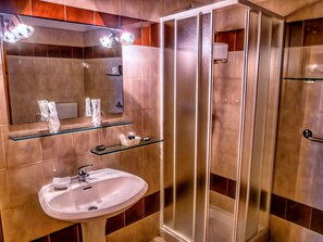 Apartment | Badezimmer | Dusche, Handtücher
