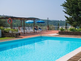 Una piscina al aire libre