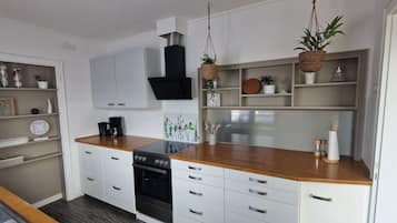 Apartment | Private kitchen | Electric kettle, toaster