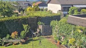 A residential area with houses, a garden, and a wooden gate. - Wohnung im Teutoburger Wald Externsteine (Nieheim)
