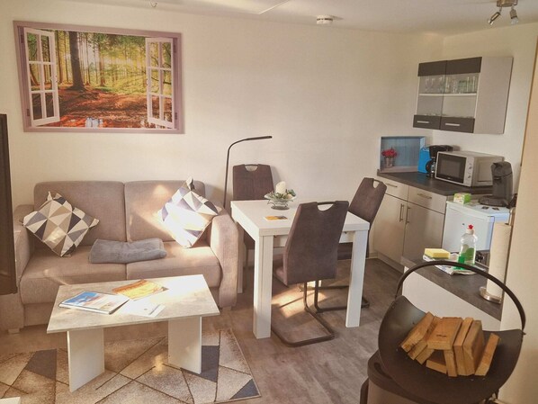 Bungalow | Living room - Comfort Near Castle Views (Blankenburg)