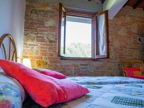 4 habitaciones, muebles diferentes y ropa de cama 