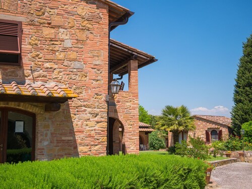 Farmhouse in Tuscany With Pool & Scenic Views
