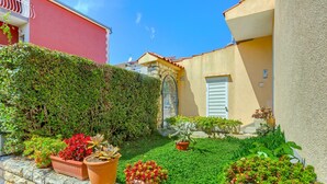 Exterior - Sea-view Apartment in Kastel (Kastela)
