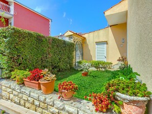 Exterior - Sea-view Apartment in Kastel (Kastela)