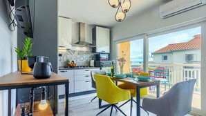 Dining - Sea-view Apartment in Kastel (Kastela)